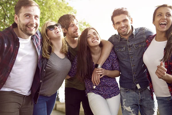 neşeli arkadaş grubu