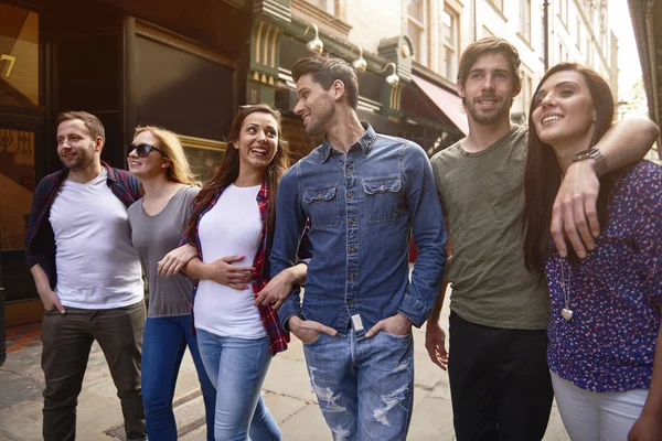 Grupo de amigos alegres — Foto de Stock