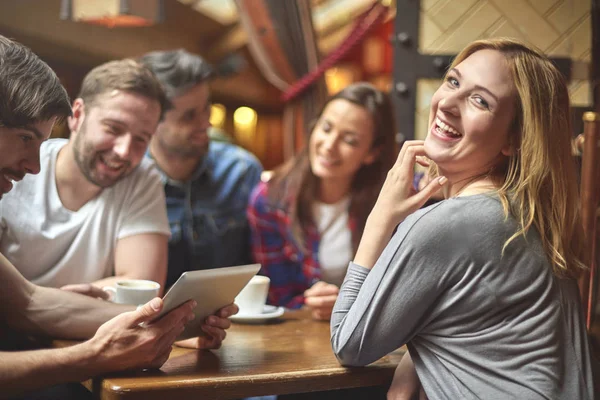 Vrienden rusten in café — Stockfoto