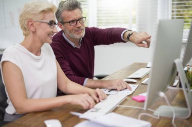 bilgisayarda çalışan iş adamları 