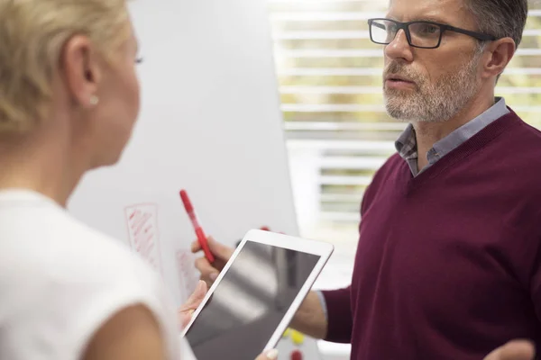 Företagare som arbetar på kontor — Stockfoto