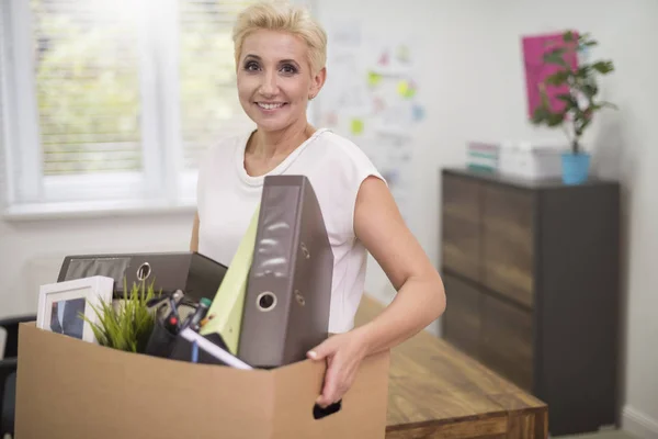 Woman holding box with personal staff — Stock Photo, Image