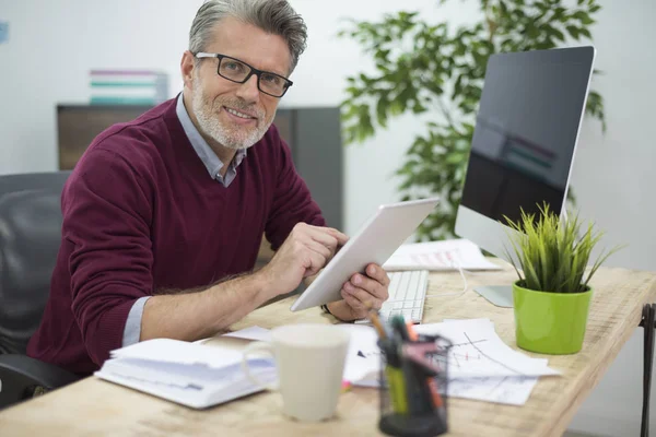 Geschäftsmann mit digitalem Tablet — Stockfoto