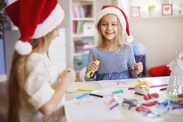 Meninas desenhando pinturas de Natal — Fotografia de Stock