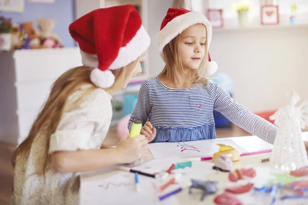 Kislány rajz karácsonyi festmények — Stock Fotó