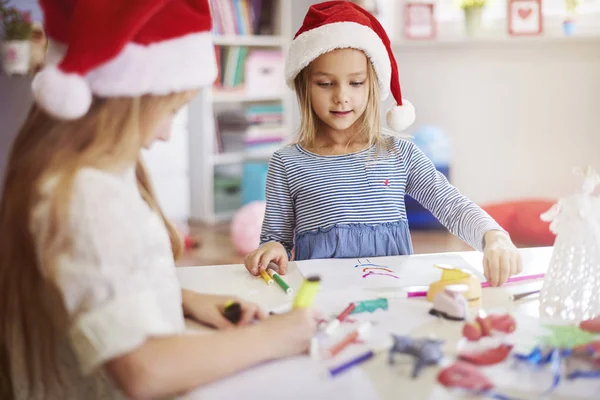 Niñas dibujando pinturas navideñas —  Fotos de Stock