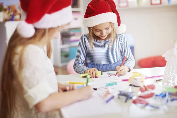 Malé holčičky kreslení vánoční obrazy — Stock fotografie