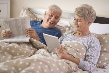 Yaşlı çift yatakta. 