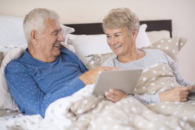 üst düzey erkek ve kadın tablet PC'yi kullanma