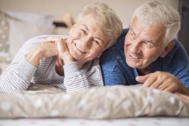 Yaşlı çift yatakta yatıyor.