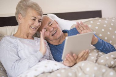 üst düzey erkek ve kadın tablet PC'yi kullanma