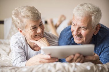 üst düzey erkek ve kadın tablet PC'yi kullanma