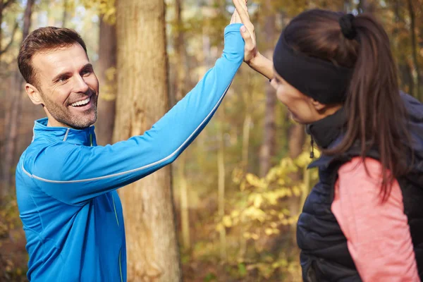 Çift sonbahar sırasında koşu