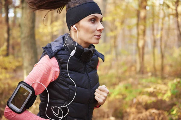 La música y el trotar me hacen sentir relajado — Foto de Stock