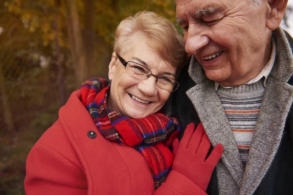 Feliz pareja de ancianos —  Fotos de Stock