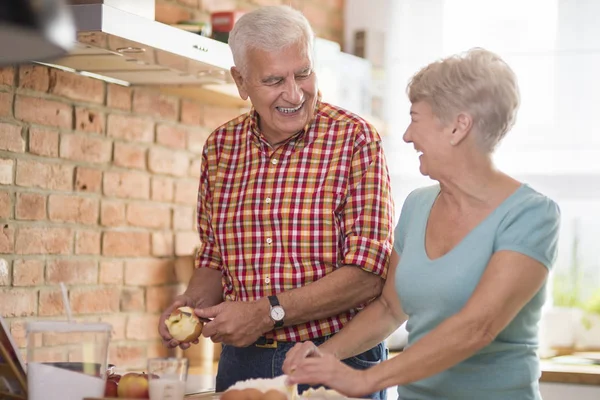 Senior paar eten koken — Stockfoto