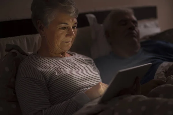Старшая женщина с помощью цифрового планшета — стоковое фото
