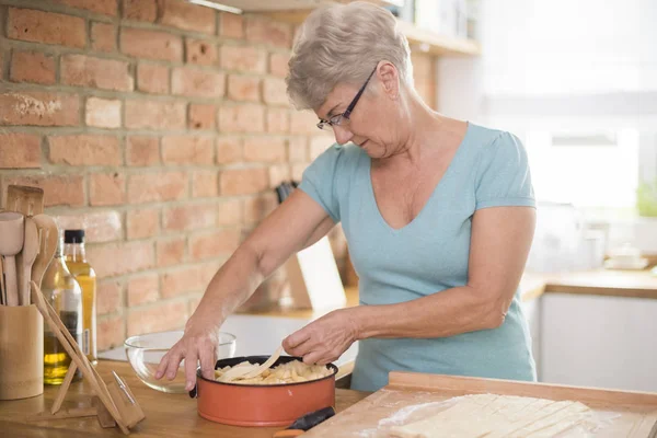 Frau bereitet Apfelkuchen zu — Stockfoto