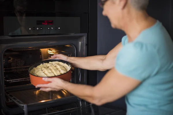 Frau bereitet Apfelkuchen zu — Stockfoto