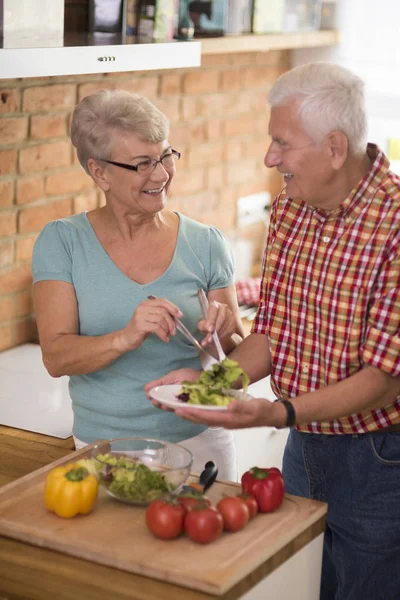 Senior couple cooking dinner — Stock Photo, Image