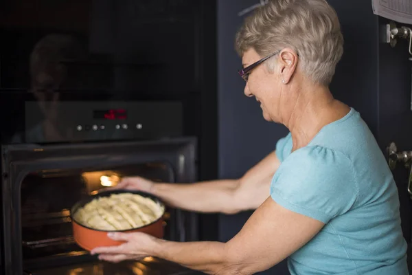 Frau bereitet Apfelkuchen zu — Stockfoto