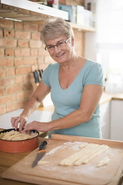 Kvinna som förbereder äppelpaj — Stockfoto