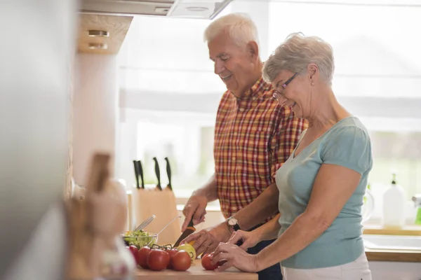 Senior couple cooking dinner — Stock Photo, Image