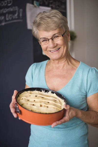 Žena připravuje apple pie — Stock fotografie
