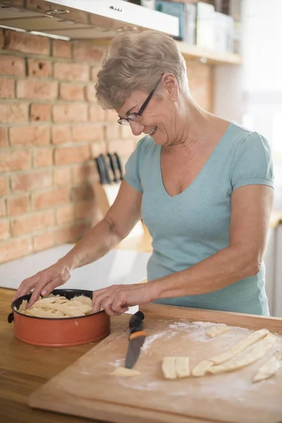 Kvinna som förbereder äppelpaj — Stockfoto