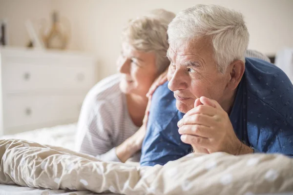 Seniorenpaar liegt im Bett — Stockfoto