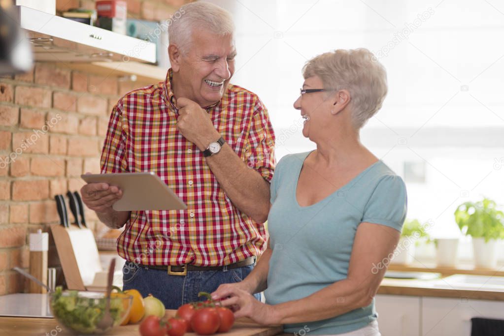 Senior couple looking for recipe 