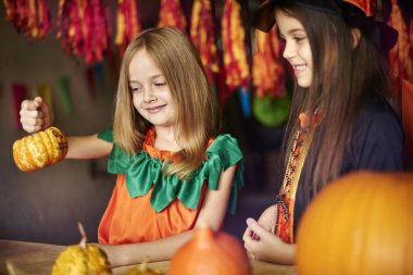 Cadılar Bayramı kostümlü çocuklar 