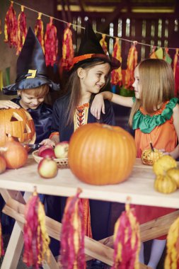 Cadılar Bayramı kostümlü çocuklar 