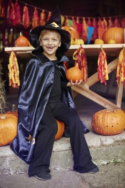 Küçük sihirbaz çocuk
