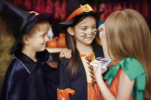 Crianças se preparando para o dia das bruxas — Fotografia de Stock