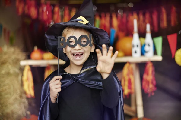 Küçük sihirbaz çocuk