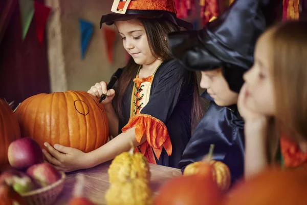 Halloween pumpkins dekorasyon çocuk — Stok fotoğraf