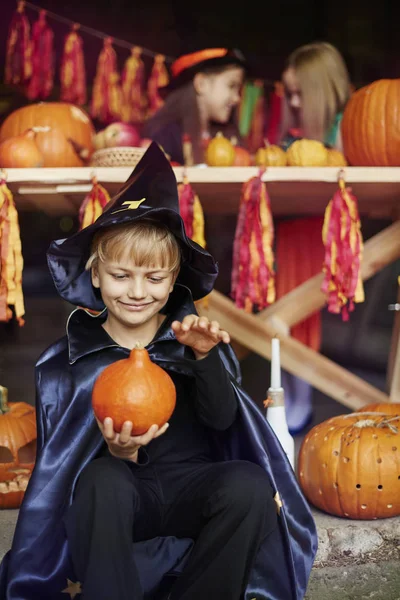 Küçük çocuk içinde halloween kılık