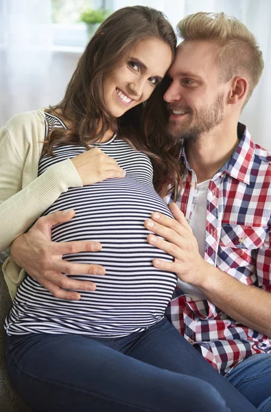 Couple attendant bébé — Photo