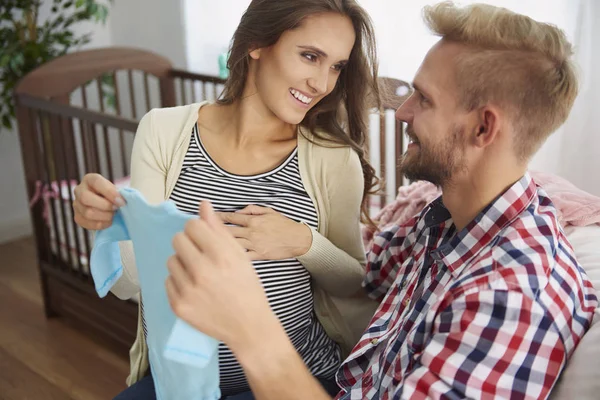 Casal esperando pelo bebê — Fotografia de Stock