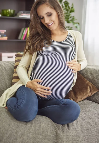 Mujer joven esperando al bebé —  Fotos de Stock