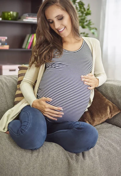 Jeune femme attendant bébé — Photo