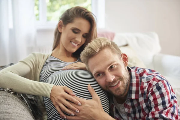 赤ん坊を待っているカップル — ストック写真