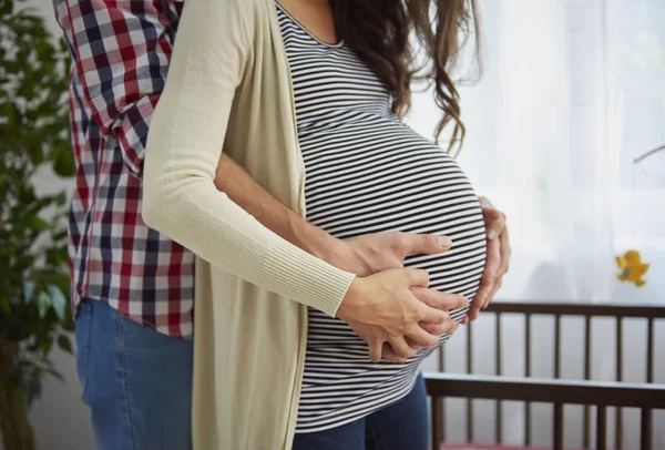 Couple attendant bébé — Photo