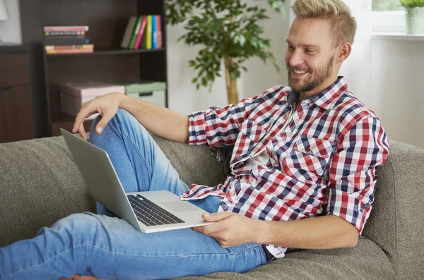 Mann benutzt Laptop — Stockfoto