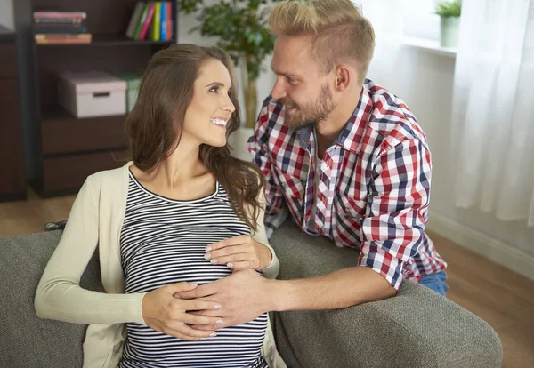 Par venter på baby - Stock-foto