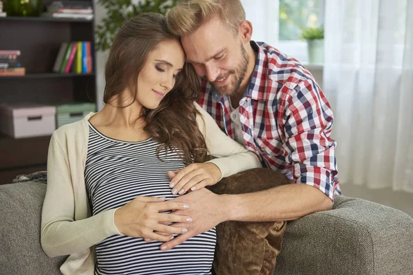 Wachten voor baby (echt) paar — Stockfoto