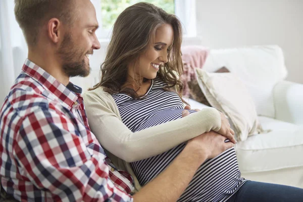 Casal esperando pelo bebê — Fotografia de Stock