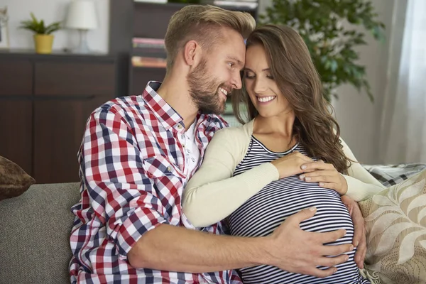 Wachten voor baby (echt) paar — Stockfoto