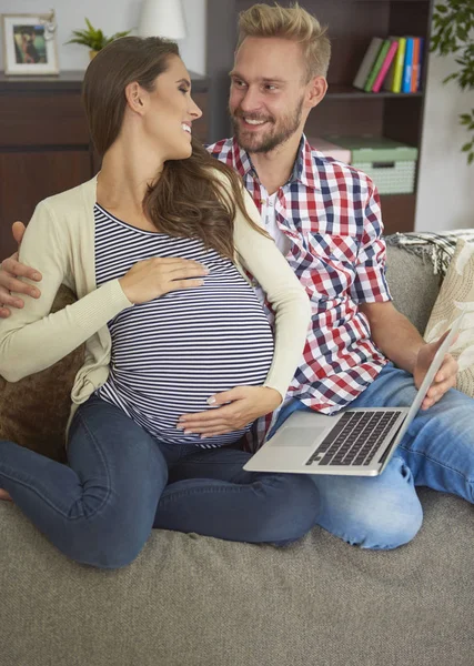 Casal usando laptop — Fotografia de Stock